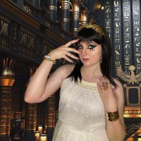 Привет всем, я follow_me! Представляю вам образ Клеопатры, легендарной царицы Египта.
Моей целью было показать своё видение этой загадочной и непостижимой женщины. Во - первых, конечно, макияж - знаменитые египетские стрелки. Золото и Бирюза. Цвета правителей древнего Египта. Во-вторых, обилие украшений, которые показывают власть и богатство правящей династии. И наконец, магический взгляд и особая женская сила притяжения, которая пленяла множество мужчин того времени.